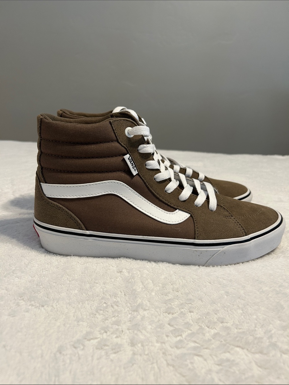 Vans High-Top Women Sneakers in Brown and White. Skate inspired silhouette.